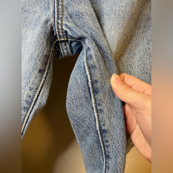 Levi's Premium Wedgie Icon Fit in Shut Up Wash Revolve Raw Hem Distressed Knees - Picture 13 of 13